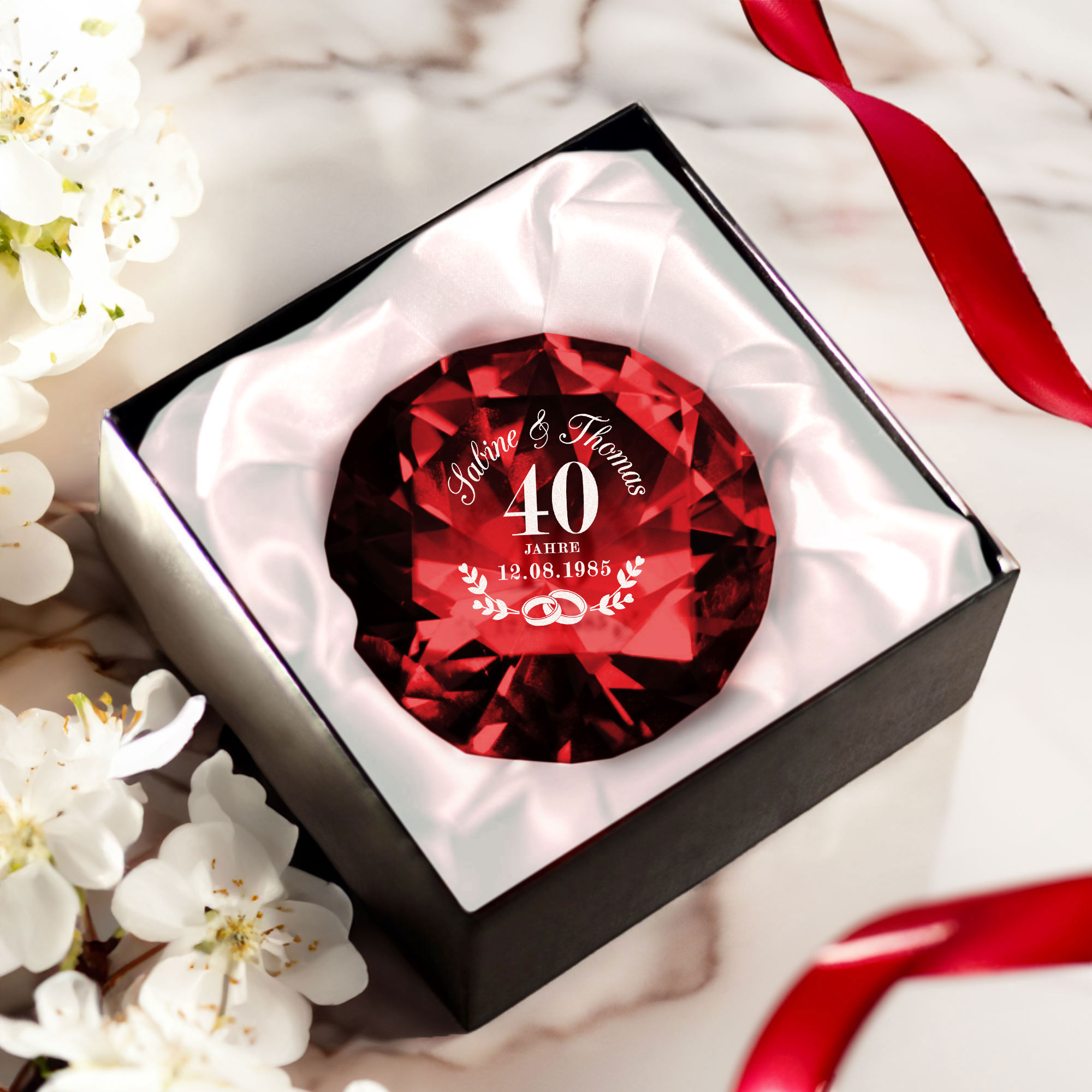 Diamant Kristall Rot mit Gravur zur Rubinhochzeit und Ring Displayständer Silber