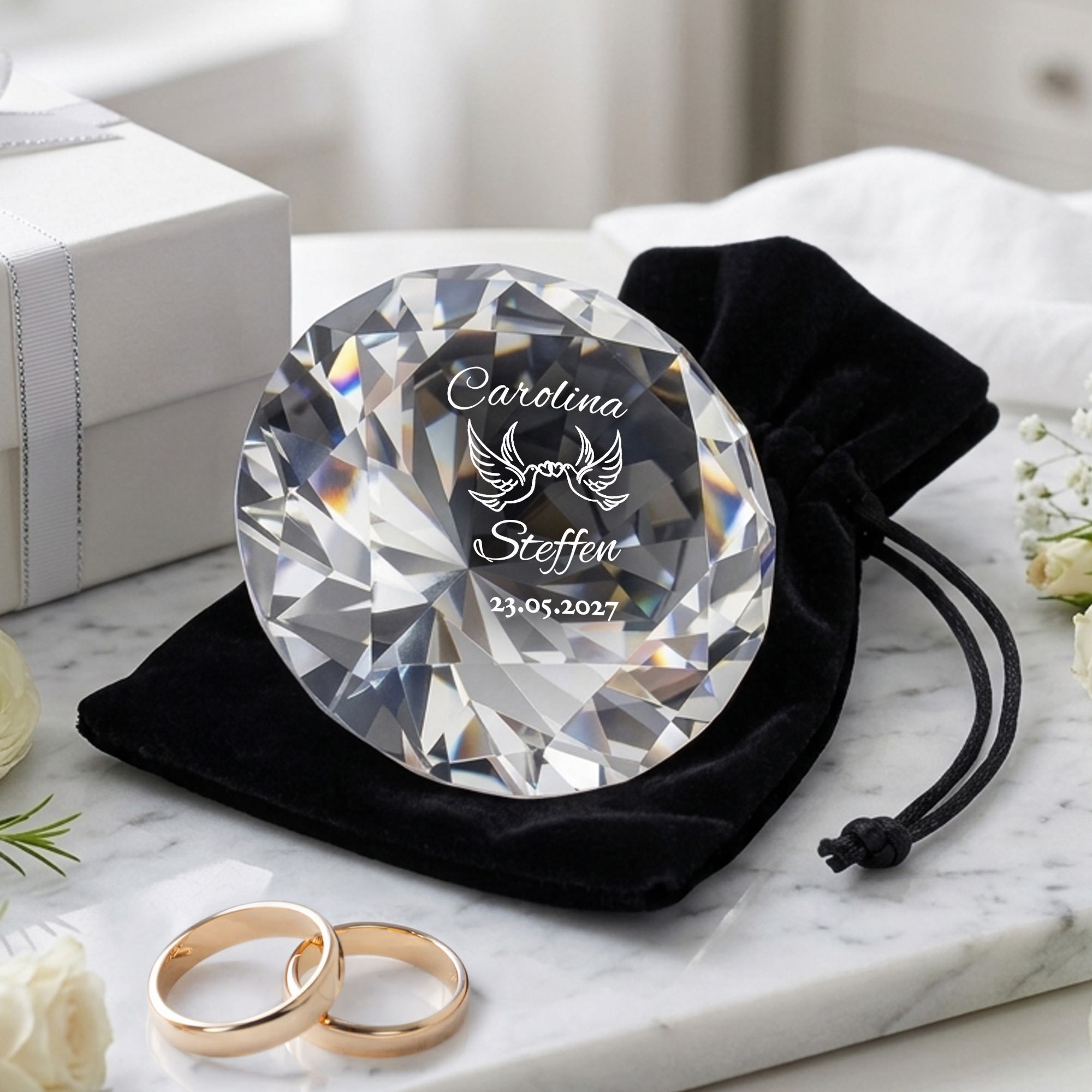 Diamant Kristall mit Gravur und Samtsäckchen - Liebestauben Diamant Kristall mit Gravur und Samtsäckchen - Liebestauben