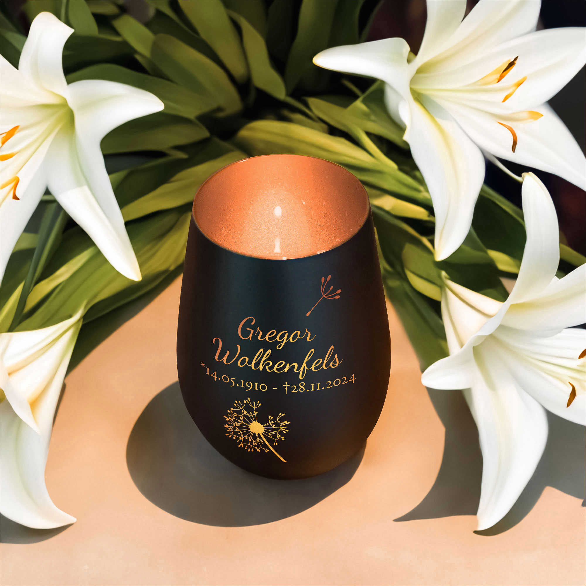 Schwarzes Windlicht mit Gravur Trauerblume - Bronze