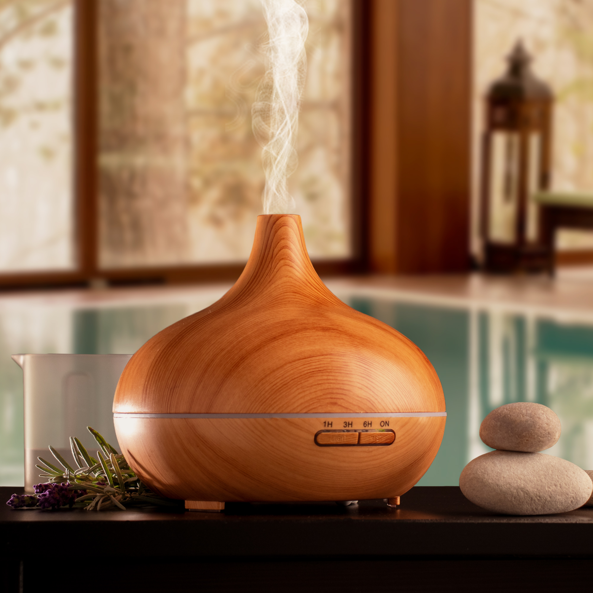 Aroma-Diffuser in Holzoptik mit Farbwechselspiel