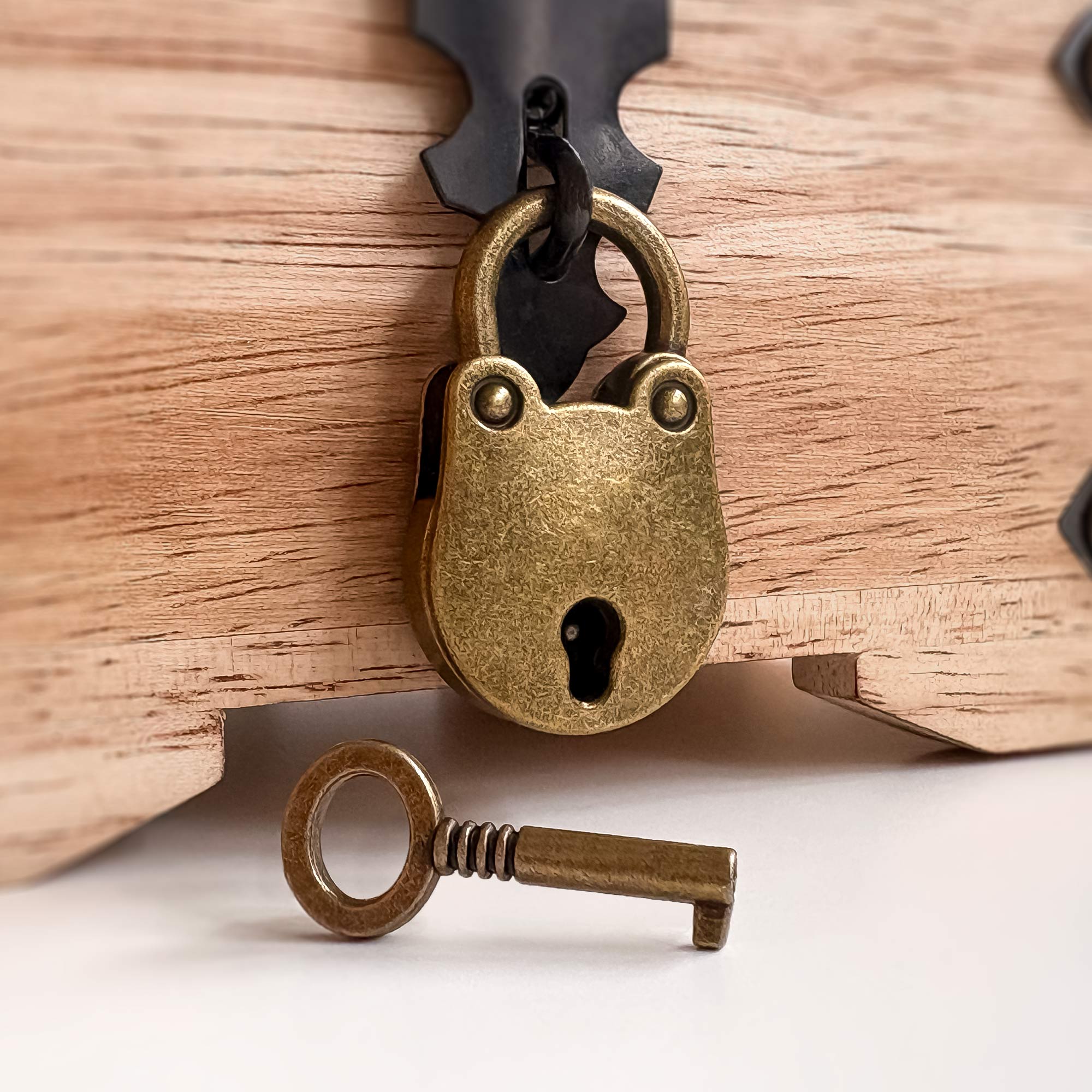 Antikes Mini Vorhängeschloss mit Schlüssel für Schatztruhen und Tagebücher Antikes Mini Vorhängeschloss mit Schlüssel für Schatztruhen und Tagebücher