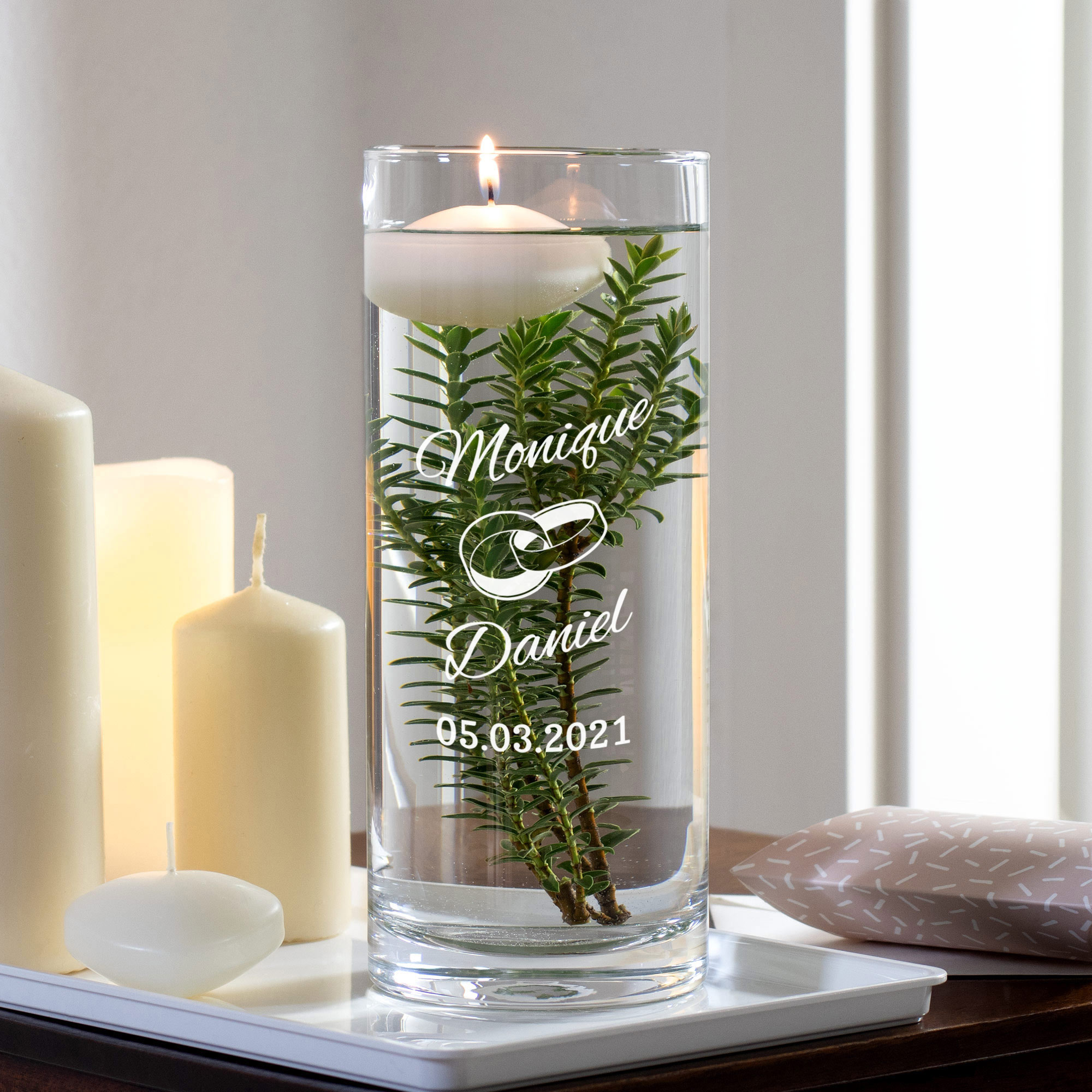 Runde Vase zur Hochzeit - Ringe Gravur