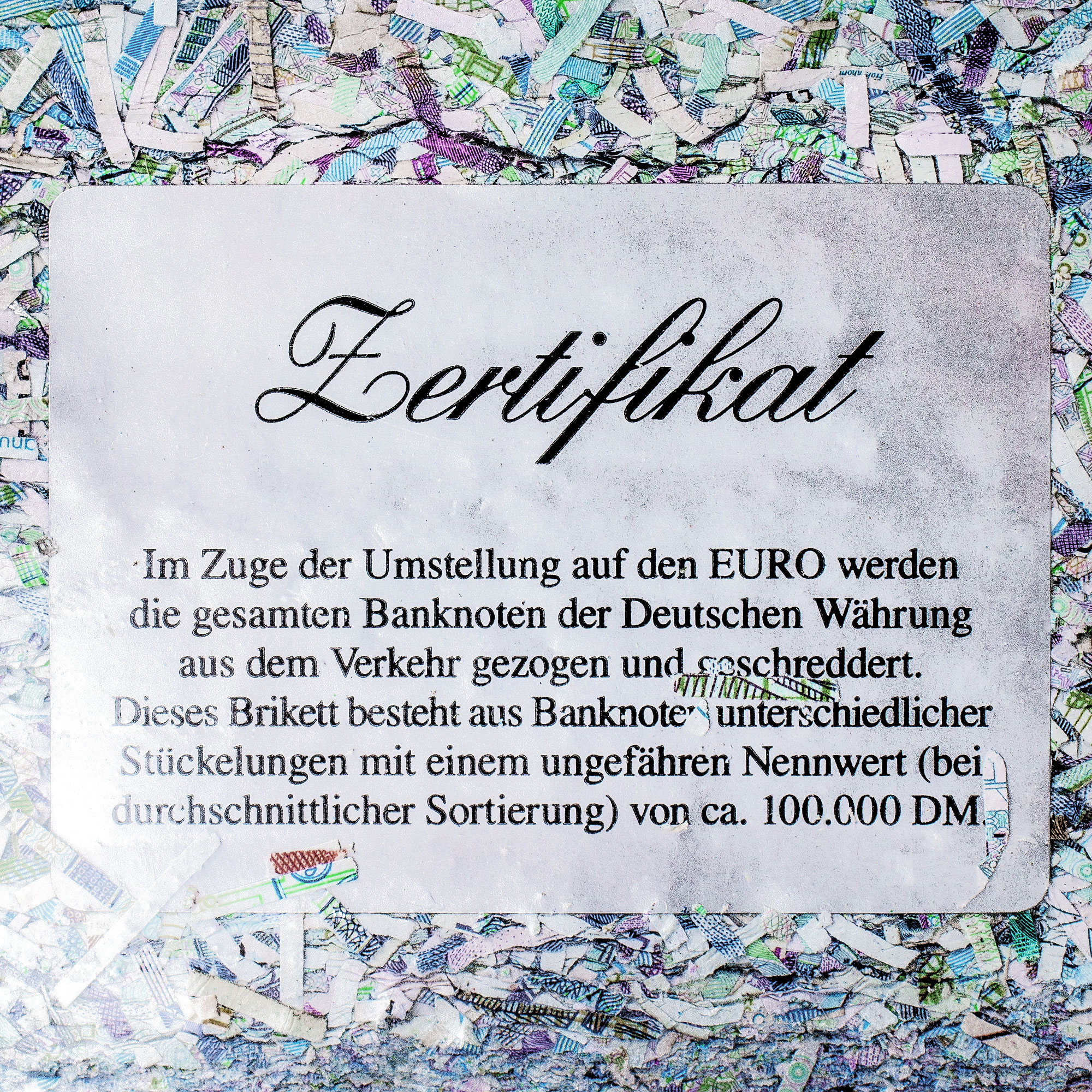 100.000 DM - Geschreddertes Geld als Brikett 4007 - 5