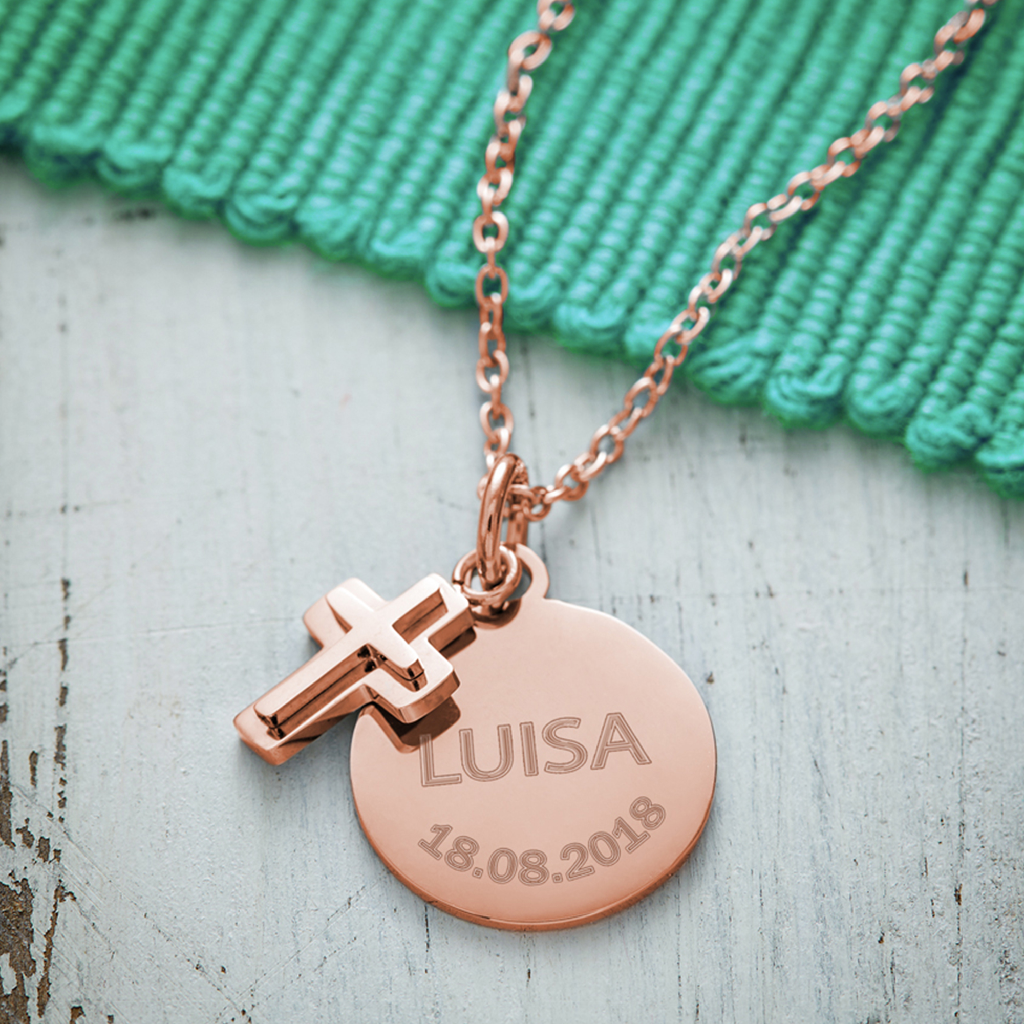 Runder Kettenanhänger mit Kreuz Rosegold - Name und Datum 4074