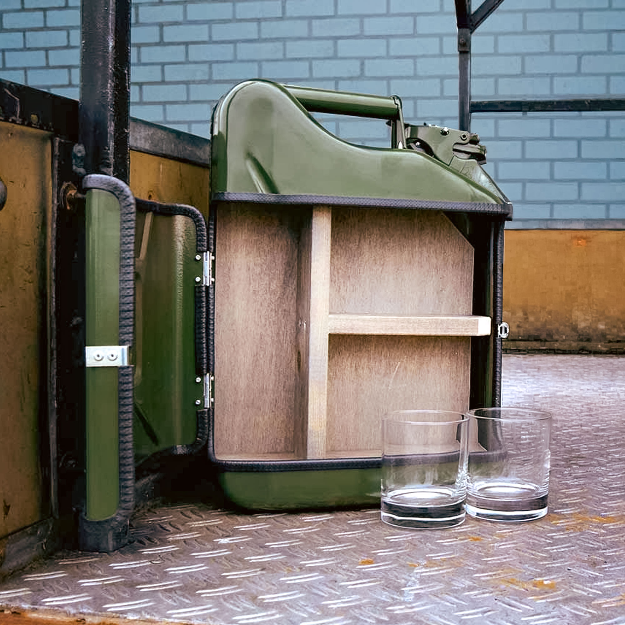 Personalisierte 10l Kanisterbar - grüne Mini Bar mit Barschrank 3-teilig