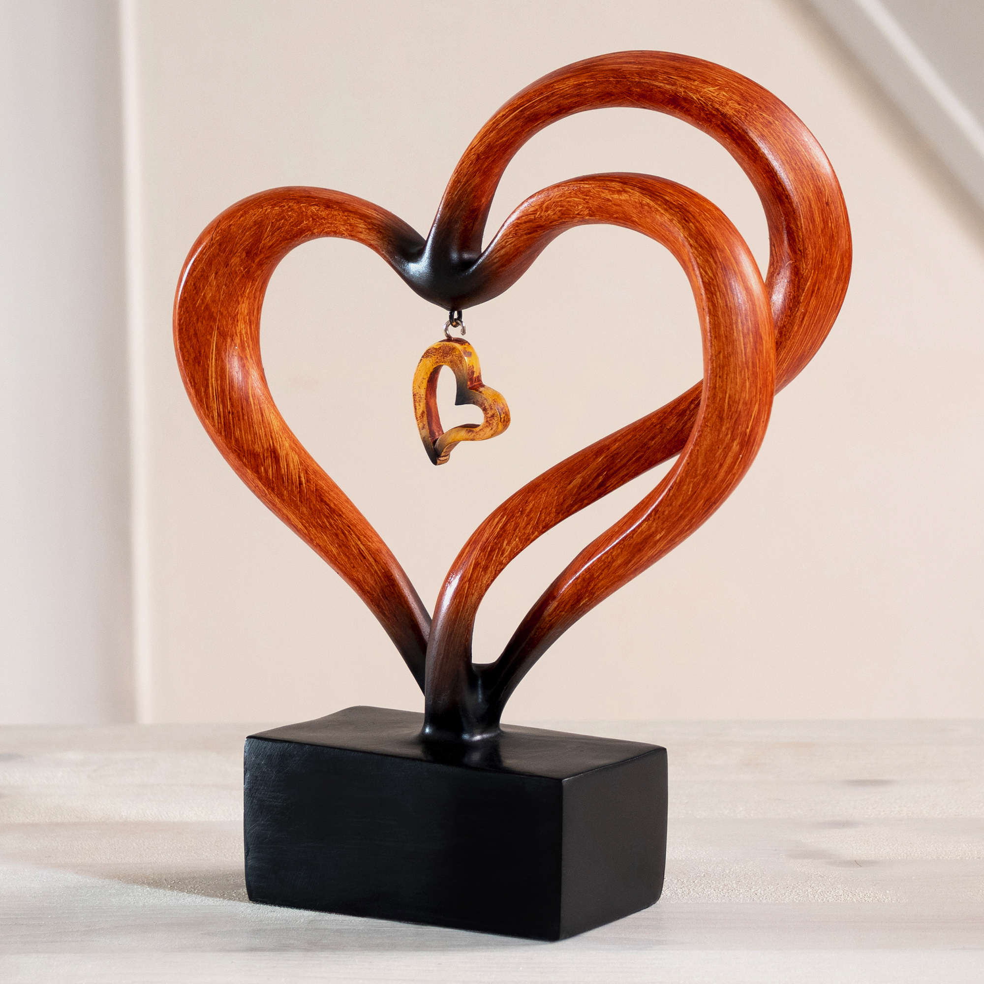 Design Skulptur - Holz-Herz mit Anhängern 0021-0008-EU-0000