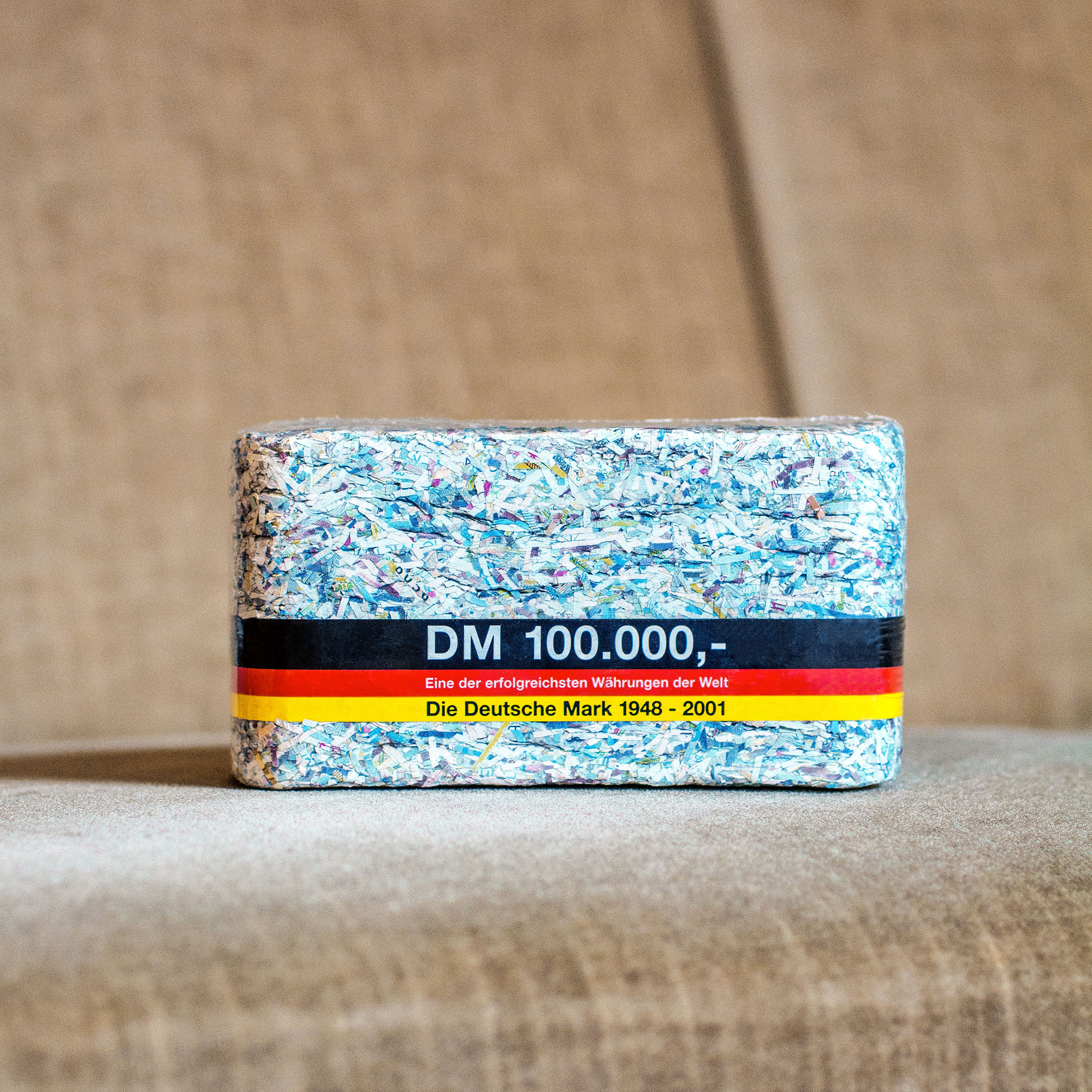 100.000 DM - Geschreddertes Geld als Brikett 4007 - 2