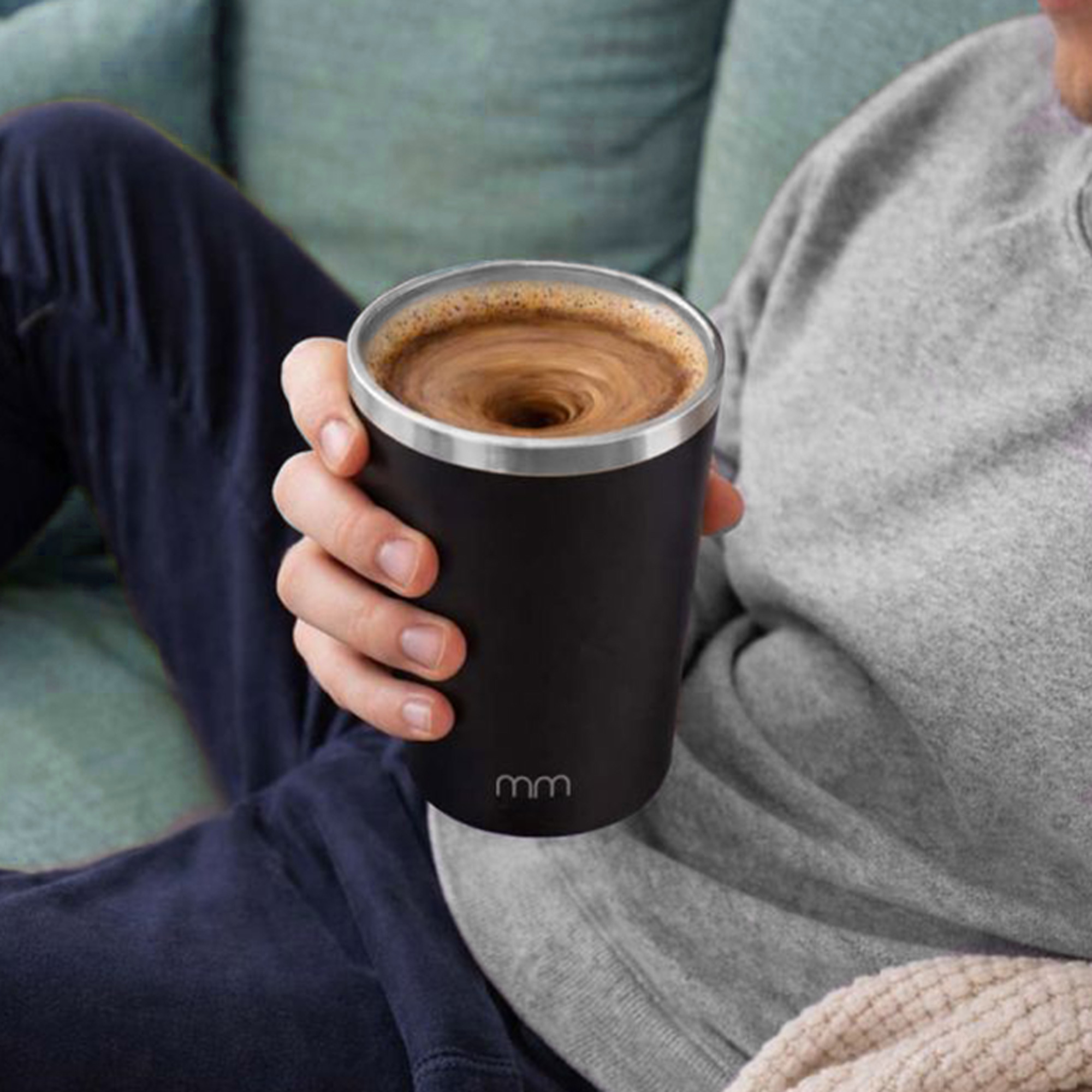 Selbst umrührender Becher To Go mit Deckel
