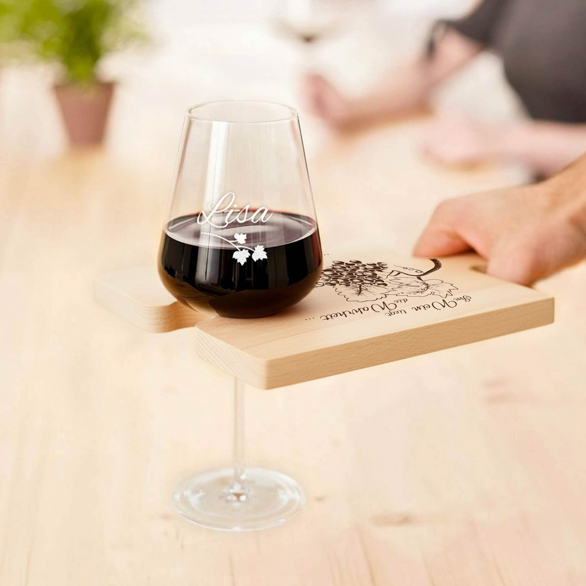 Weinhäppchen - Glas und Brettchen personalisiert