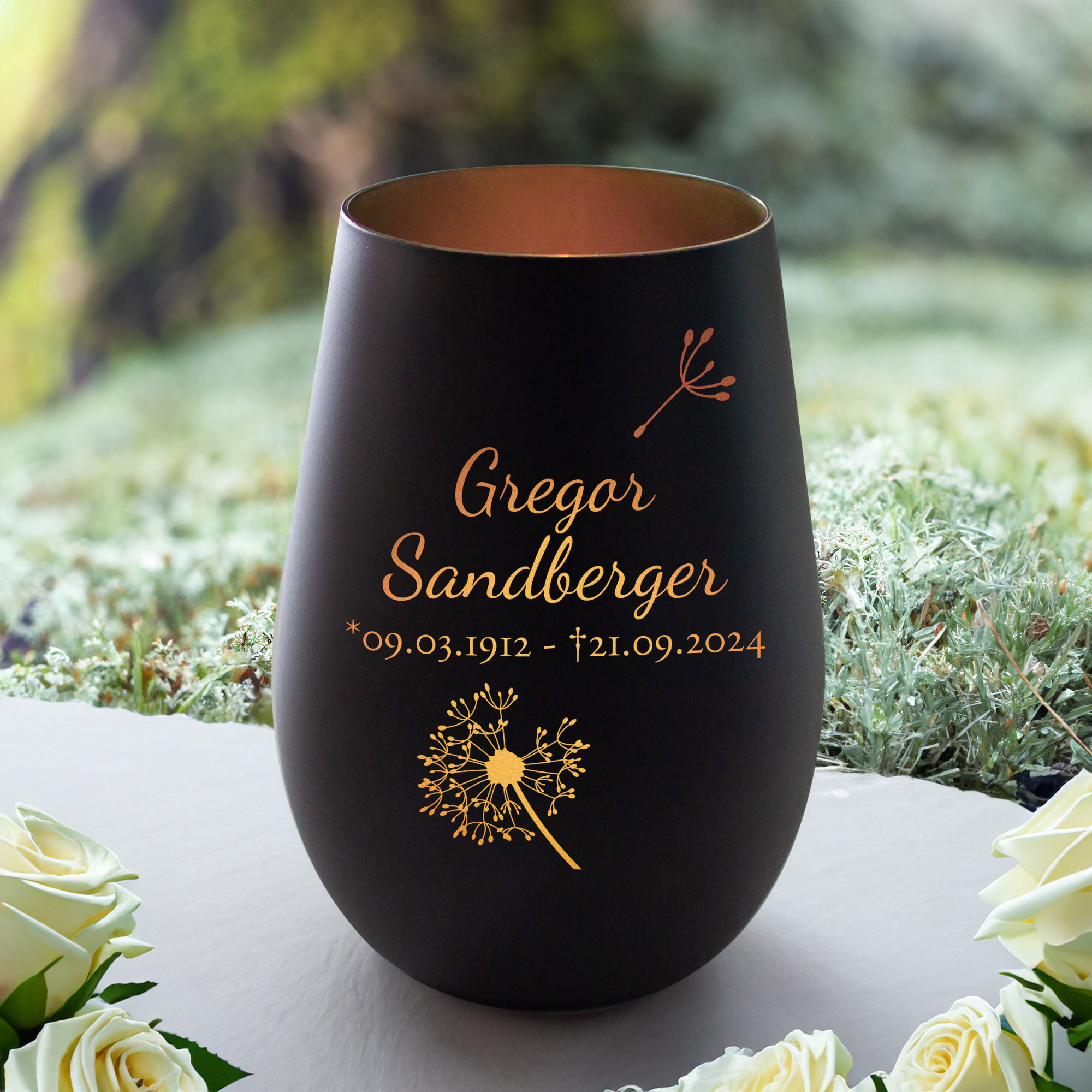 Schwarzes Windlicht mit Gravur Trauerblume - Bronze