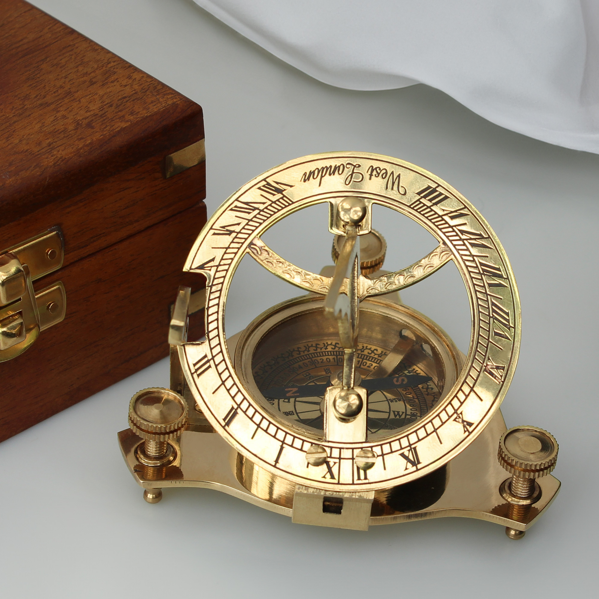 Personalisierte Sonnenuhr mit Kompass